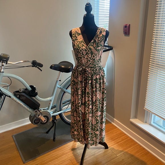 Beautiful dress by dress form - Picture 2 of 6